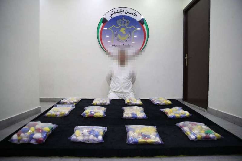 المتهم وأمامه المضبوطات 