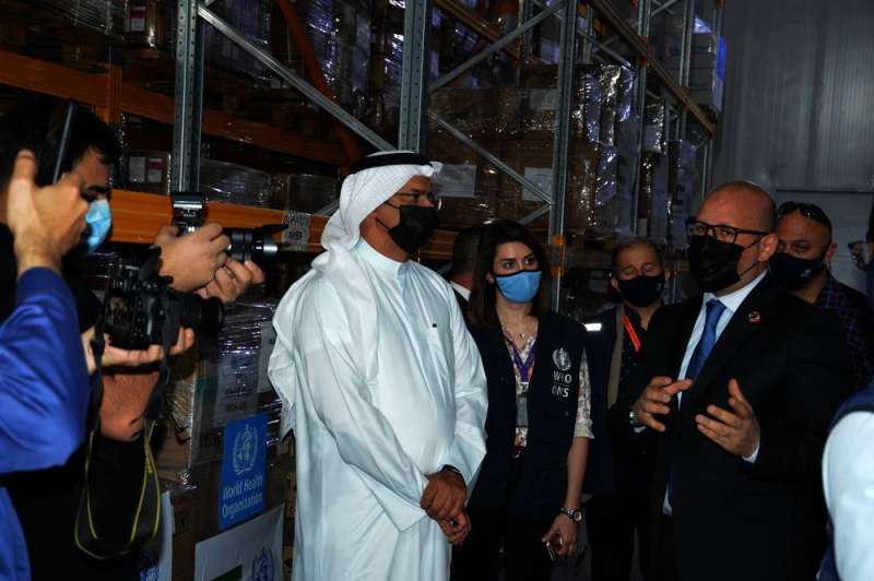 الكندري خلال الإشراف على تسليم المساعدات