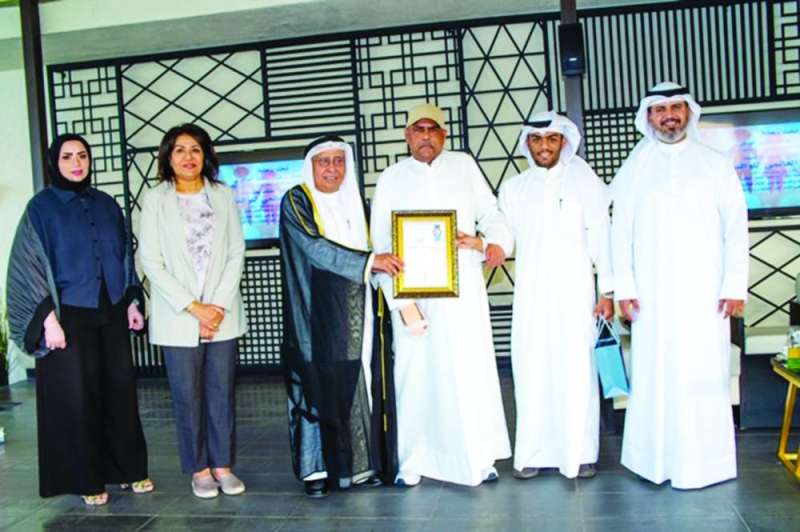 تكريم أحد الطلبة ووالده من ذوي الاحتياجات الخاصة