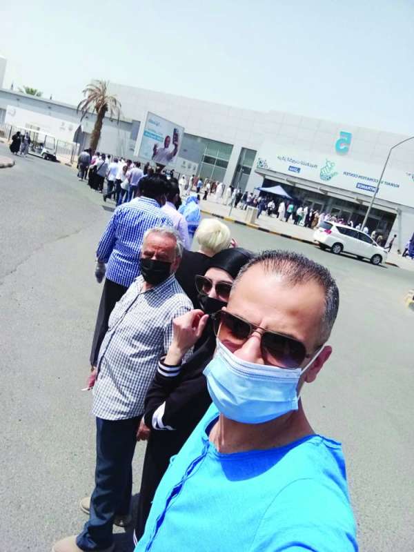 معلمون وافدون خلال تلقي اللقاح 