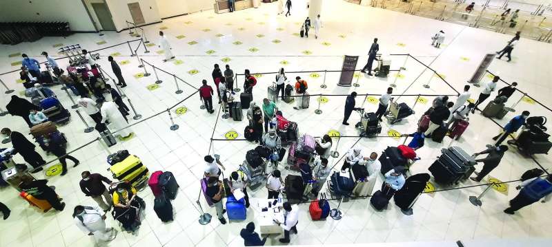 لا ضمانات لعودة المعلم الوافد إذا سافر في إجازة إلى بلاده	(تصوير أسعد عبدالله)