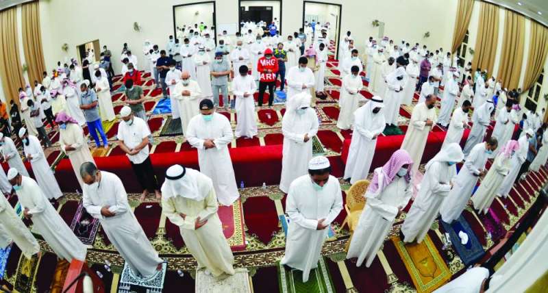 أسباب التباعد الاجتماعي في الصلاة لا تزال قائمة	 (تصوير نايف العقلة)