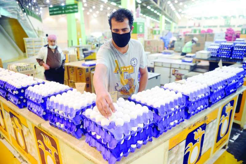 عودة تدريجية للبيض المحلي	(تصوير سعود سالم)