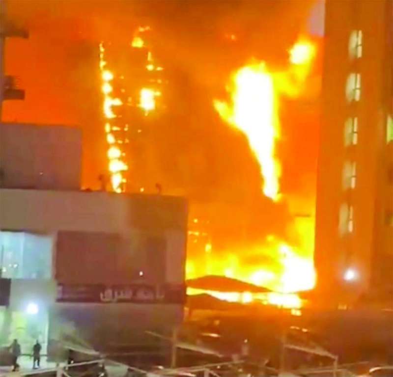 النار مستعرة في الواجهة