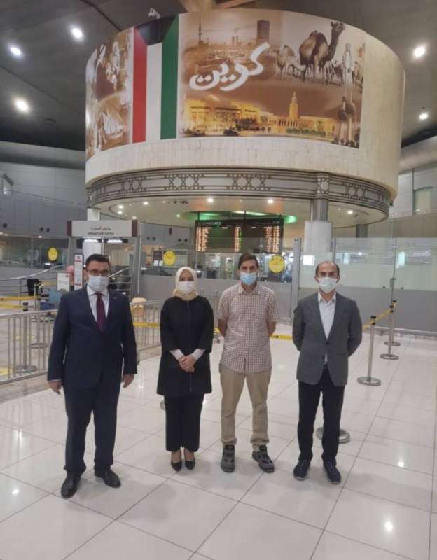السفيرة التركية وربان السفينة في مطار الكويت