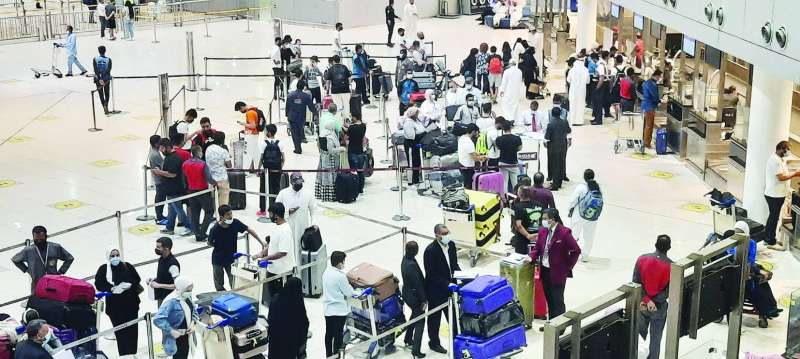 المطار بدأ يشهد زحمة مغادرة (تصوير أسعد عبدالله)