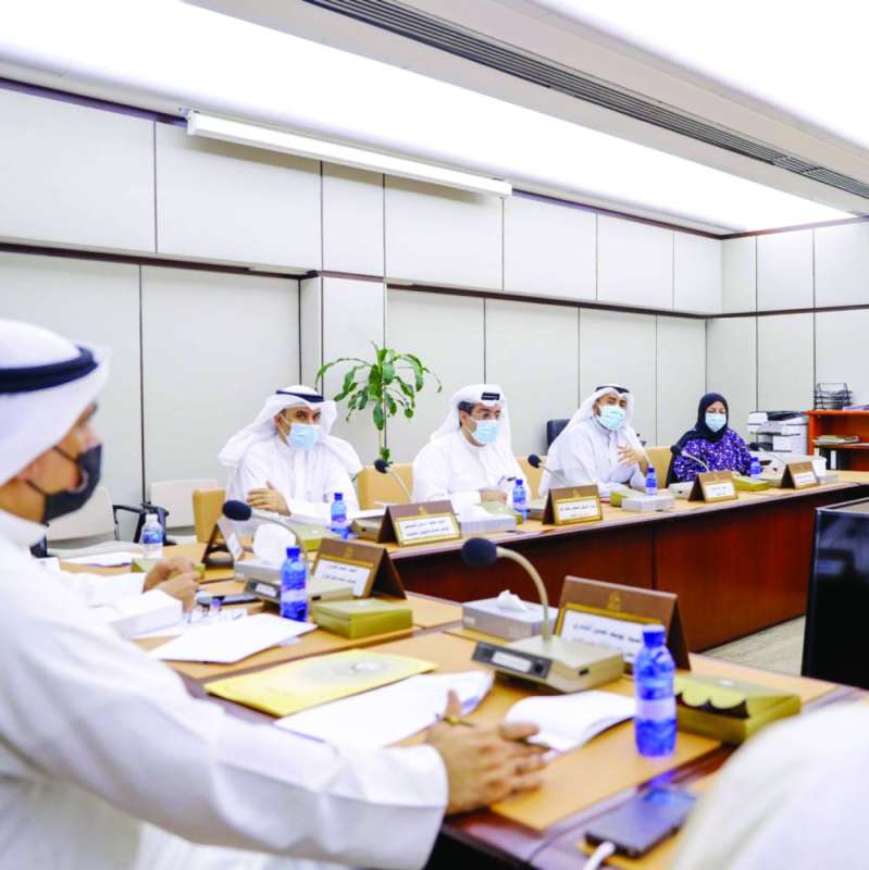 الوزير متوسطاً قيادات «الصحة» في اجتماع اللجنة أمس