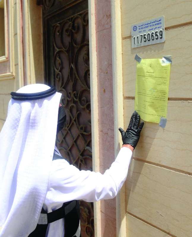 مفتش البلدية يضع إنذاراً على عقار مخالف