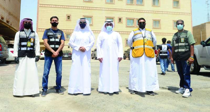 فريق إدارة الرقابة الهندسية في بلدية حولي	 (تصوير سعود سالم)