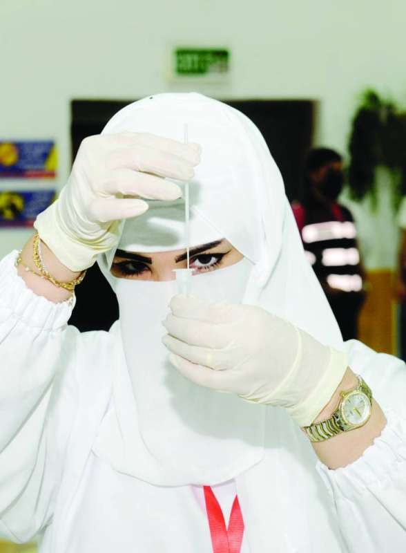 ممرضة تستعد لفحص الطلبة في مدرسة محمد المهيني