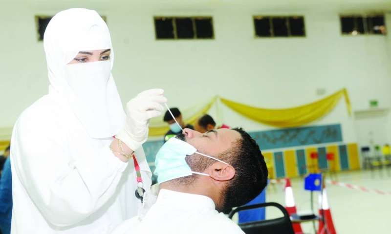 فحص طالب في مدرسة محمد المهيني في الجهراء	 (تصوير سعود سالم)