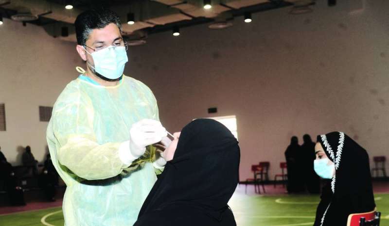 جانب من فحص الطالبات في مدرسة آمنة بنت الأرقم 