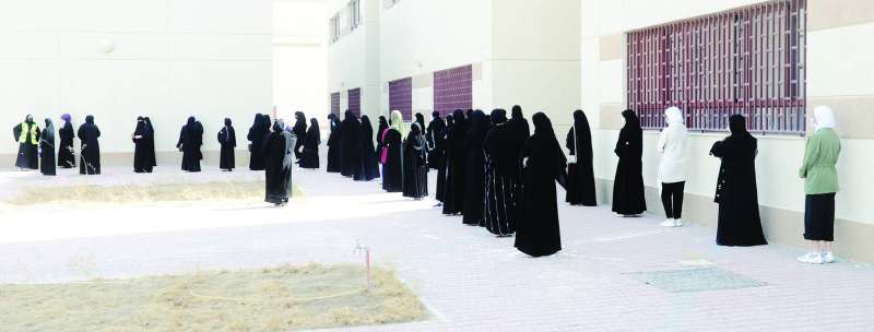 طالبات ينتظرن دورهن للفحص في مدرسة آمنة بنت الأرقم 