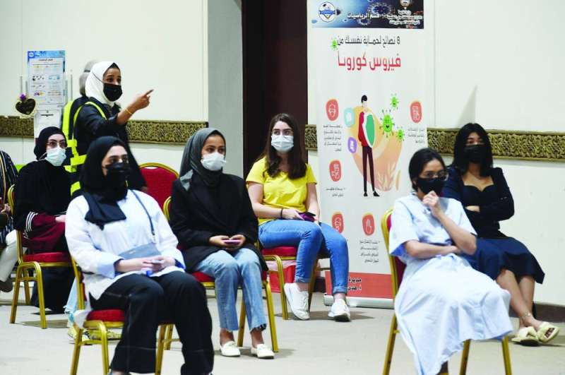 طالبات ينتظرن إجراء الفحص في مدرسة فاطمة الصرعاوي	