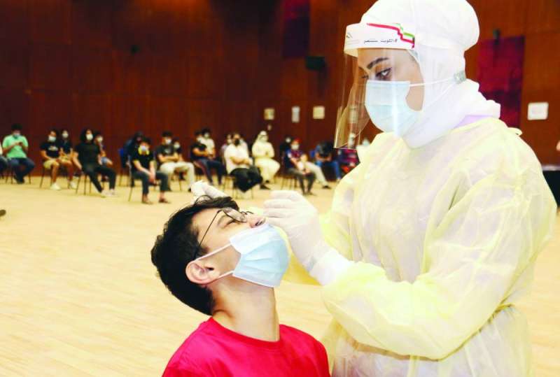 فحص طالب في مدرسة فلسطين 