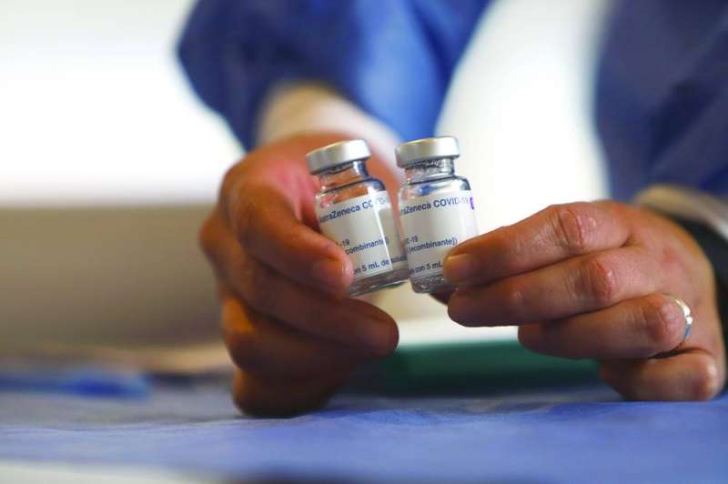 الدعوى اختصمت رئيس الوزراء ووزير الصحة وطالبت بتعويض موقت	(رويترز)