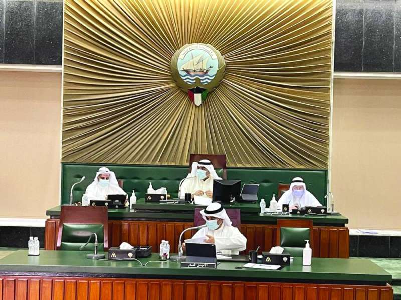 أسامة العتيبي مترئساً الجلسة