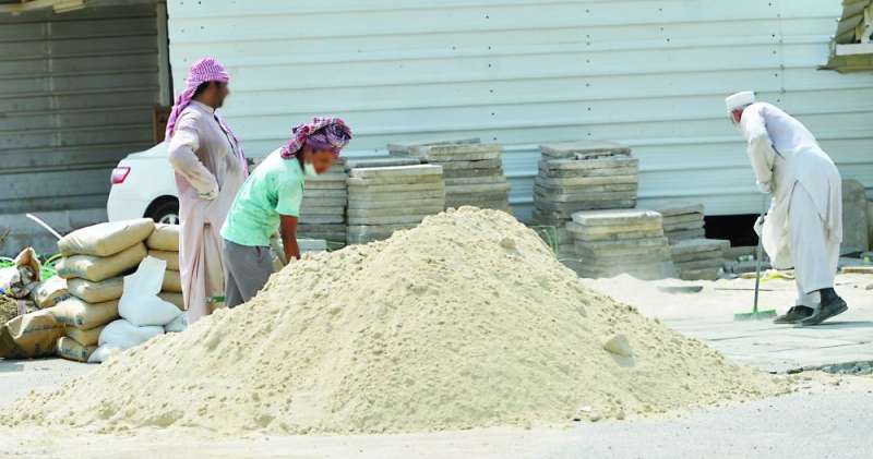 مخالفات متعددة لقرار حظر تشغيل العمال قي المناطق المكشوفة	 (تصوير نايف العقلة)