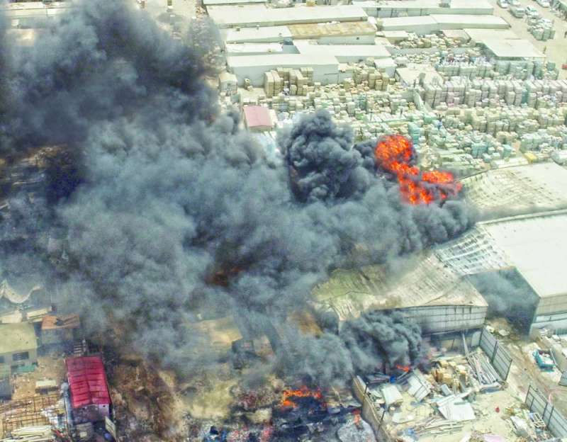 نار ودخان	(تصوير أسعد عبدالله)