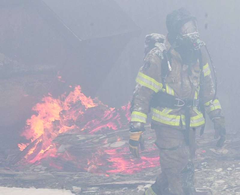 إطفائي وسط ألسنة اللهب