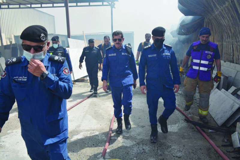 المكراد وقيادات الإطفاء في موقع الحريق