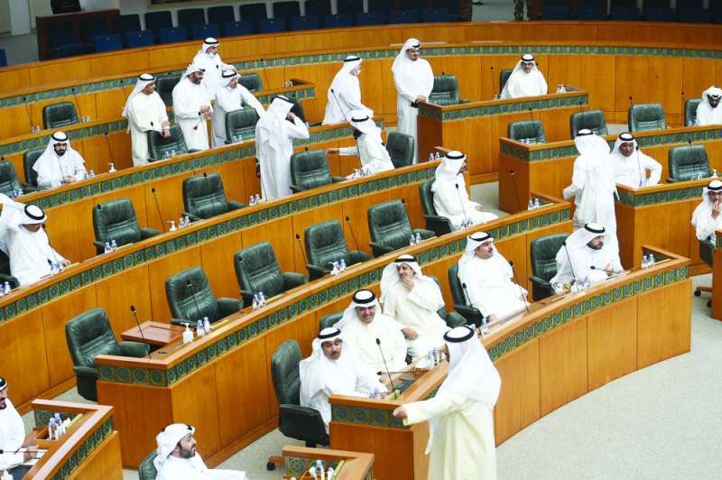 النواب في مقاعد الصف الأمامي