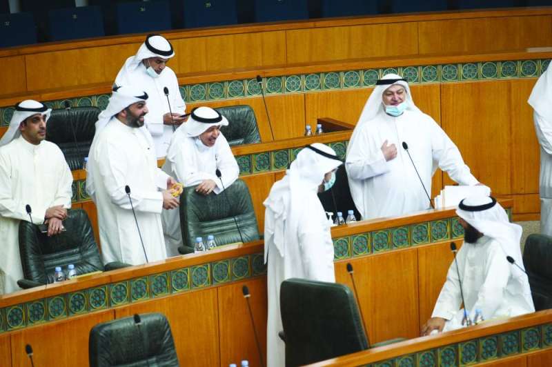 حديث بين النواب عقب رفع الجلسة