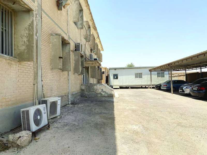 مبنى متهالك وشبرات كيربي