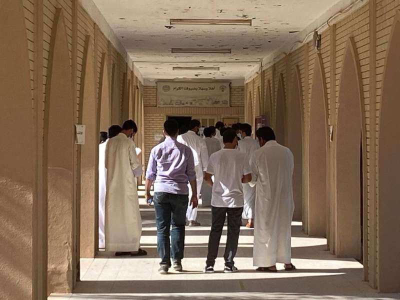 طلبة التعليم الديني في طريقهم إلى اللجان 