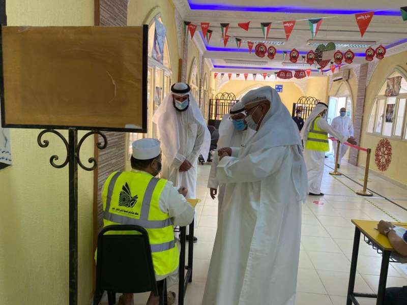 أسامة السلطان في جولته على المعهد الديني