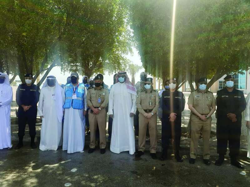 المحافظ والقيادات الأمنية وفريق المجموعة التطوعية 	 (تصوير سعود سالم)