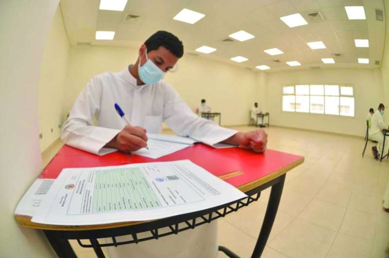 طالب يختبر وباركود الفحص الطبي أمامه