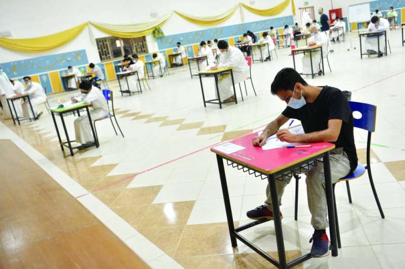 طلاب يؤدون الاختبار في مدرسة محمد المهيني 