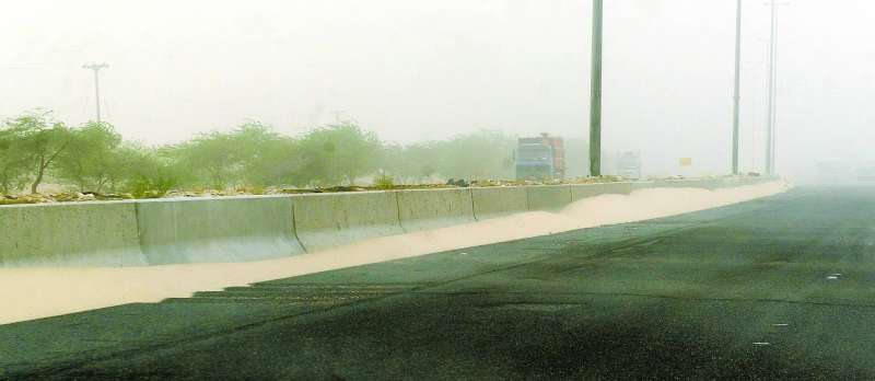 
تجمّع رمال السافي على الحواجز بين الطرق
