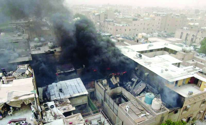 
الدخان ينبعث من المنازل المحترقة
