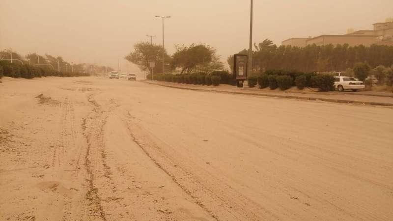 الرمال أخفت ملامح أحد الشوارع في منطقة الواحة (تصوير نايف العقلة)