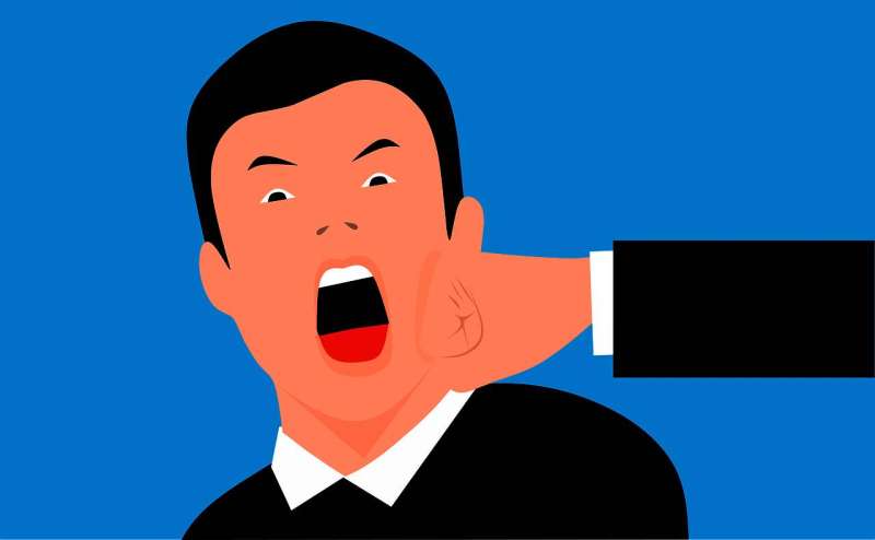 المواطن فوجئ بوالد طليقته ينهال عليه بالضرب