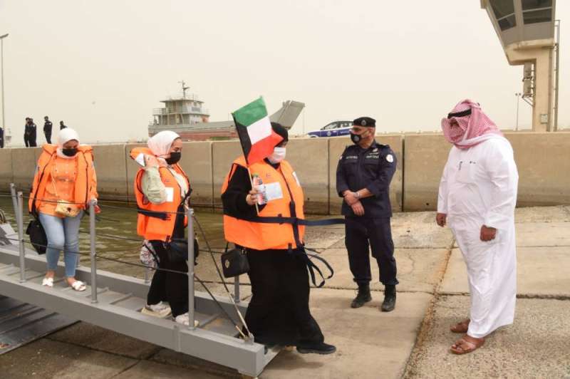 وزير الداخلية مستقبلا العالقين 