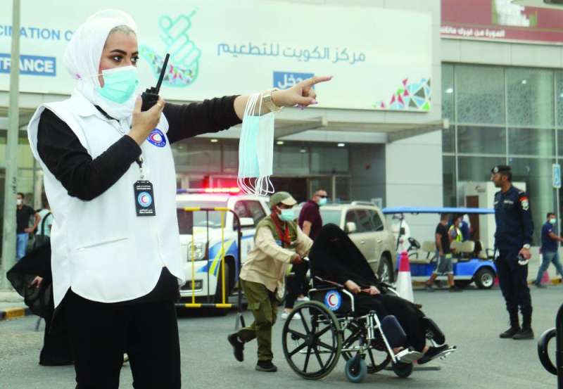 جهود جبارة للمتطوعين وأبطال الجيش الأبيض في مركز التطعيم بأرض المعارض في مشرف 	(تصوير أسعد عبدالله)
