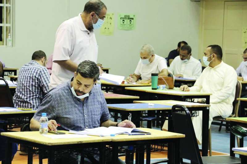 جانب من تصحيح الاختبارات في الكنترول العلمي والأدبي