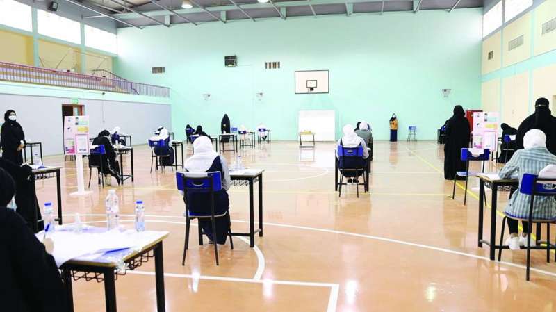 طالبات خلال اختبار اللغة العربية