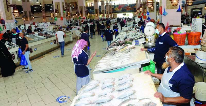 حضرت أنواع الأسماك على البسطات أمس وغاب الميد	 (تصوير سعود سالم)
