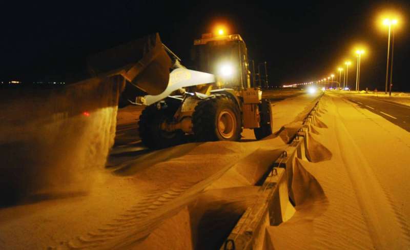 آليات الطرق تعمل ليلاً ونهاراً لإزالة الرمال