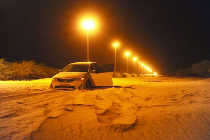
سيارة غارقة في السافي على طريق السالمي 	(تصوير سعود سالم)
