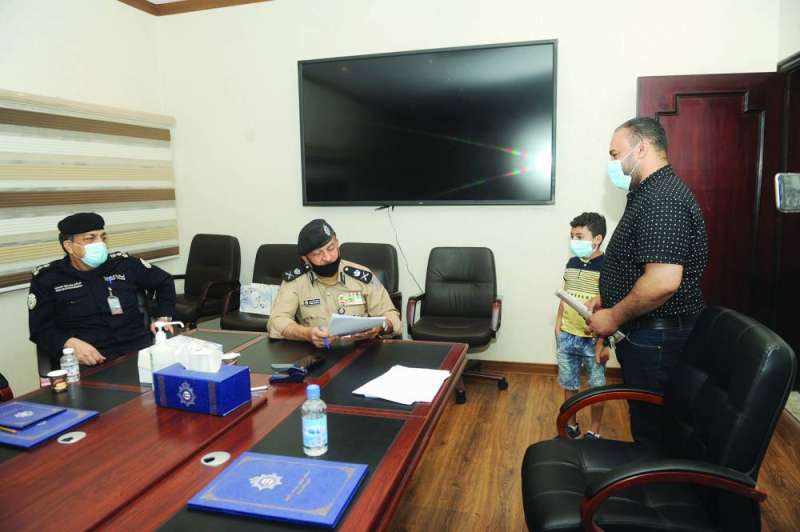 الصايغ مُستمعاً إلى أحد المراجعين