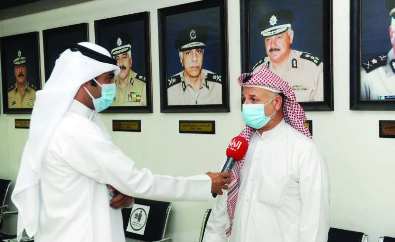 أحد المراجعين متحدثاً للزميل نايف كريم