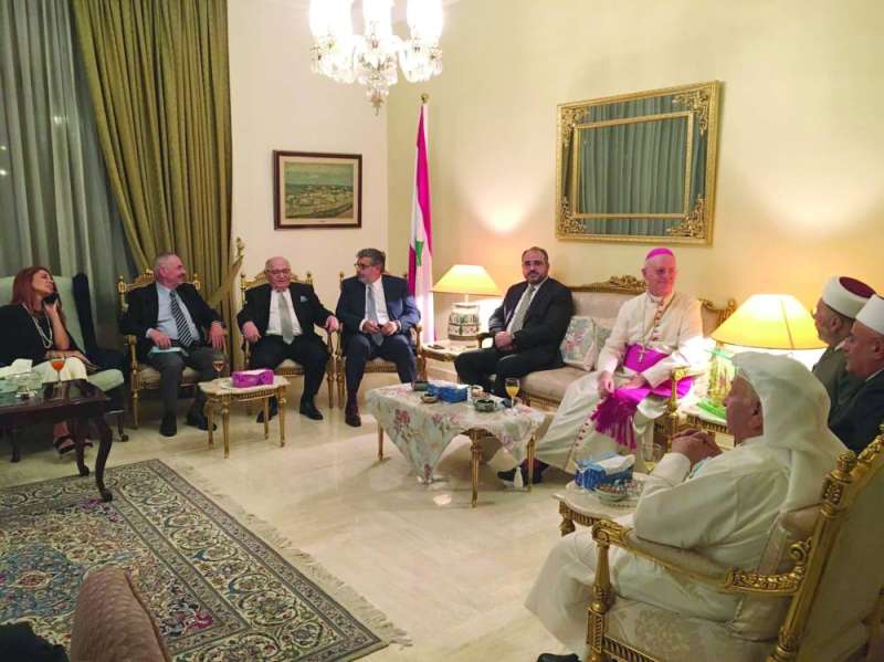 القائم بالأعمال اللبناني والسفير البابوي وشخصيات من الجالية خلال التكريم