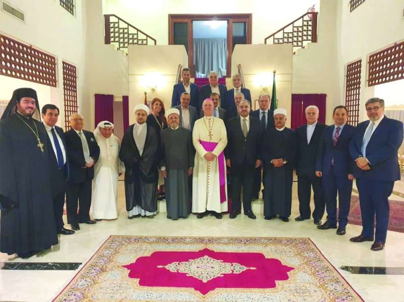 السفير البابوي والقائم بالأعمال يتوسطان شخصيات حضرت التكريم