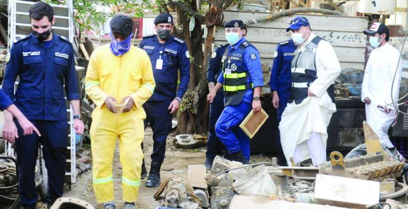 الفريق متفقداً موقع أحد الكراجات