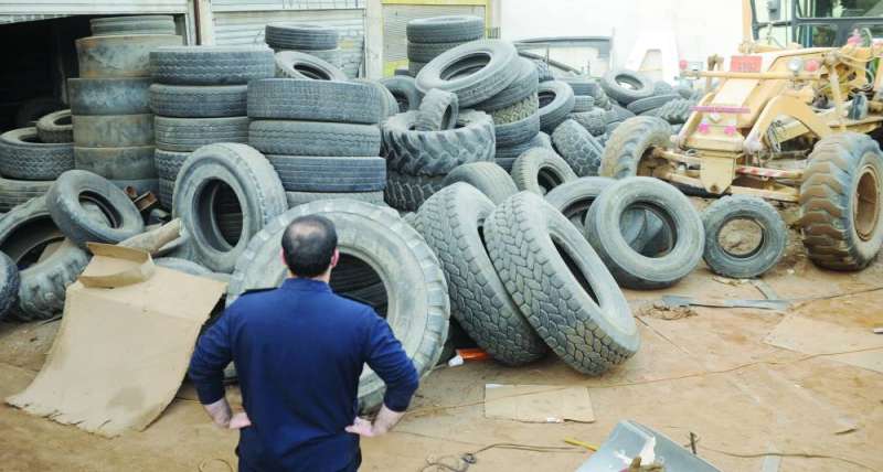 إطارات مستعملة في أماكن غير مخصصة لها 	(تصوير سعود سالم)